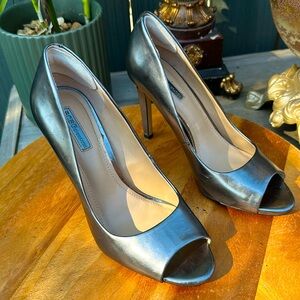 Women’s BCBG Generation Silver Metallic Stiletto Heels Size 8